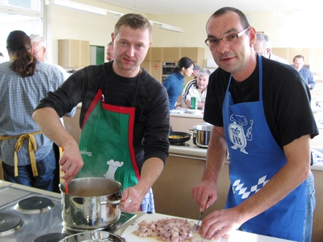 Karl-Josef Gerum (links) und Rainer Kruck bei der Zubereitung eines Fisch-Kartoffel-Topfs .